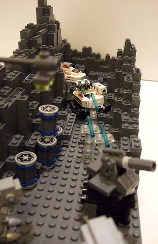 Illustration for article titled Using Hundreds of LEGO Star Wars Mini-Spaceships to Create Huge Battles